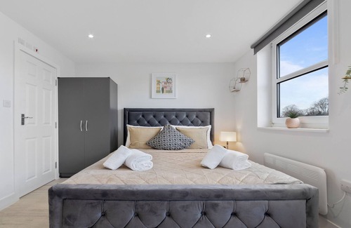 Penge Apartment | Stunning Serviced Room Crystal Palace London SE20