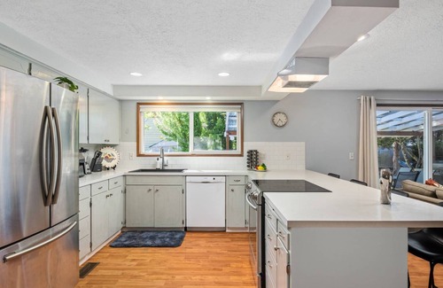 Milwaukie House | Stunning Single Level Ranch Style, Pet Friendly, Fully Fenced Backyard w/ Covered Patio, Games, BBQ