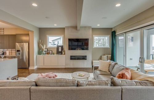 Talbot's Corner Villa | Stunning Skyline Manor - Beautiful Rooftop Views of Downtown Nashville