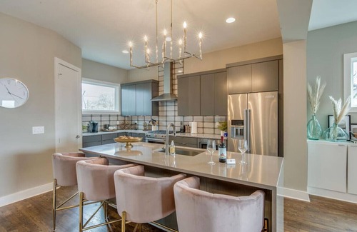 Talbot's Corner Villa | Stunning Skyline Manor - Beautiful Rooftop Views of Downtown Nashville
