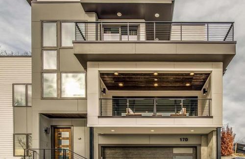 Talbot's Corner Villa | Stunning Skyline Manor - Rooftop Views