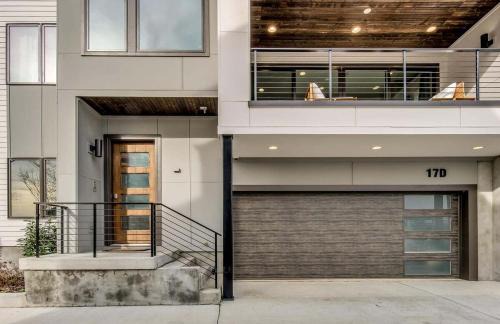 Talbot's Corner Villa | Stunning Skyline Manor - Rooftop Views