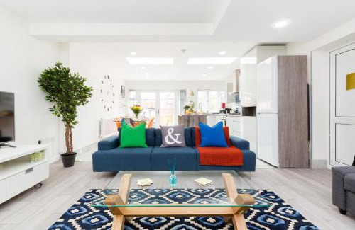 Sheldon House | Stunning Solihull Long Stays - 4 Bedrooms with 7 Separate Beds, 2 Baths, Garden & Driveway by Birmingham Contractor Stays
