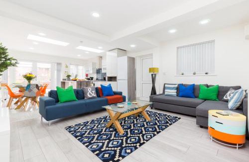 Sheldon House | Stunning Solihull Long Stays - 4 Bedrooms with 7 Separate Beds, 2 Baths, Garden & Driveway by Birmingham Contractor Stays