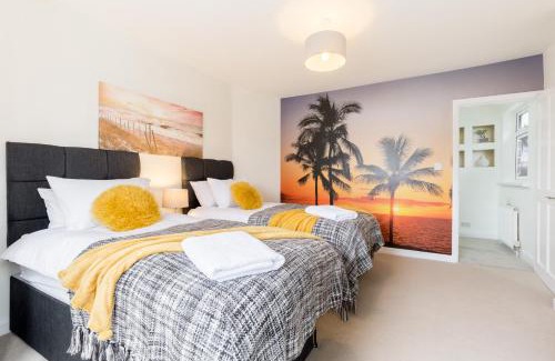 Sheldon House | Stunning Solihull Long Stays - 4 Bedrooms with 7 Separate Beds, 2 Baths, Garden & Driveway by Birmingham Contractor Stays
