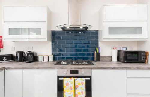 Sheldon House | Stunning Solihull Long Stays - 4 Bedrooms with 7 Separate Beds, 2 Baths, Garden & Driveway by Birmingham Contractor Stays
