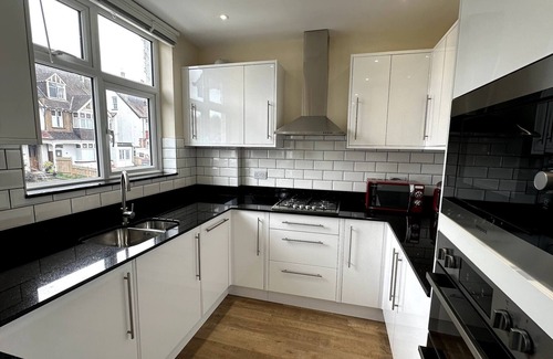 Croham Apartment | Stunning South Croydon Apartment - Relax in Style