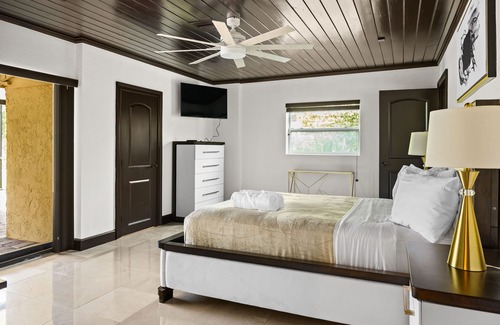Sunset Park House | Stunning South Tampa home with an Impeccable design, and a prime location!