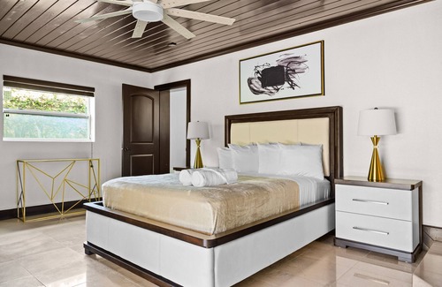 Sunset Park House | Stunning South Tampa home with an Impeccable design, and a prime location!