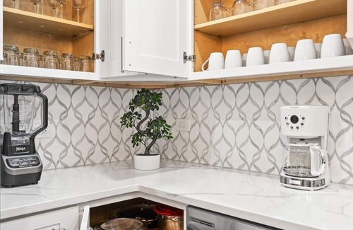 Cragin House | Stunning & Spacious 7BD Home with garage!