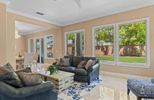 Westlake Apartment | Stunning Spacious Family Home in Natomas