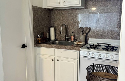 Valley Village Apartment | Stunning Studio located in the alluring Valley near major attractions!