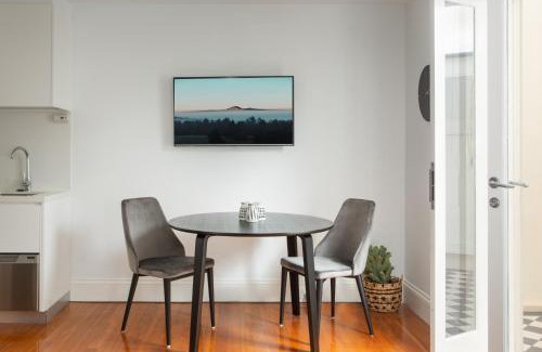 Lewisham Apartment | Stunning Studio with Alfresco Terrace near Trains
