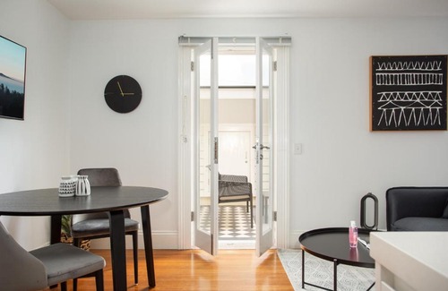 Lewisham Apartment | Stunning Studio with Alfresco Terrace near Trains