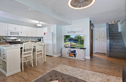 Rocky Mount House | Stunning Sunsets, Vibrant Bars and Restaurants at the Waterfront