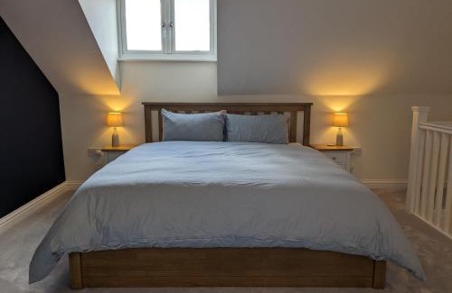 Cheltenham House | Stunning Super Kingsize Room - Cheltenham Festival