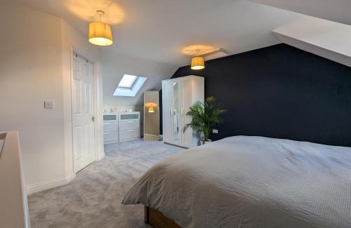 Cheltenham House | Stunning Super Kingsize Room - Cheltenham Festival