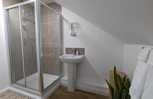 Cheltenham House | Stunning Super Kingsize Room - Cheltenham Festival