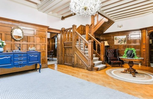 Tadworth House | Stunning Surrey Hills Manor Accommodation