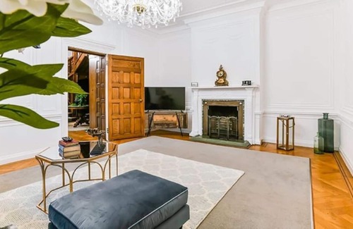 Tadworth House | Stunning Surrey Hills Manor Accommodation