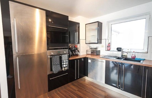 North Woolwich Apartment | Stunning Thames Riverfront View Apartment Nearby Canary Wharf!