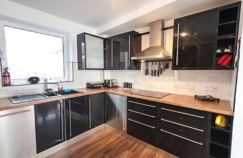 North Woolwich Apartment | Stunning Thames Riverfront View Apartment Nearby Canary Wharf!
