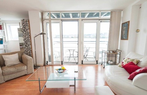 North Woolwich Apartment | Stunning Thames Riverfront View Apartment Nearby Canary Wharf!
