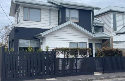Melbourne House | Stunning Townhouse - 12 min CBD