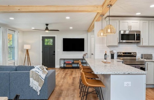 Fort Walton Beach House | Stunning updated 4 bedroom home. 8 mins from beach