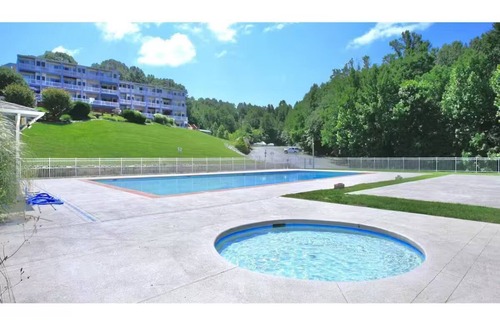 North Shore Condo | Stunning updated 1 BR Condo with great lake views.