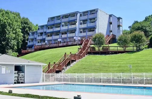 North Shore Condo | Stunning updated 1 BR Condo with great lake views.