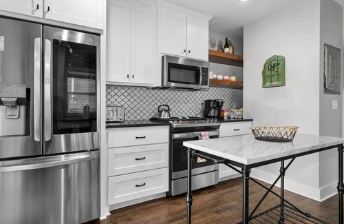 Plaza Westport House | Stunning Urban Oasis Walk to Nearby Attractions!