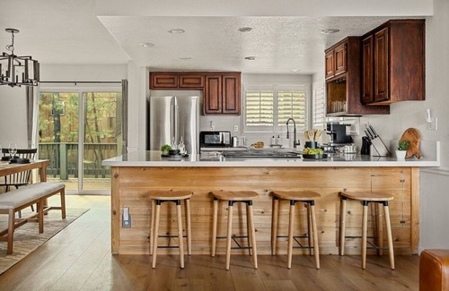 Eagle Mountain Estates House | Stunning Big Bear Retreat | Ping Pong & Pool Table
