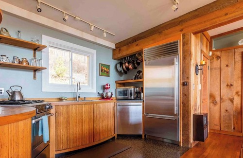 Bakersville Cabin | Stunning Views: 2 King Suites+Fire Pit+Fast Fiber Optic Internet