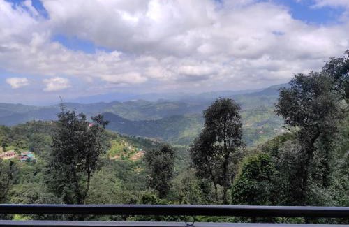 Shoghi Apartment | Stunning Views, Jujurana Homestay Shoghi ! 3 Apartments Near Simla