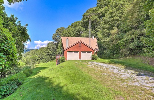 Burnsville Cottage | Stunning Views: Mountaintop Cabin in Burnsville!