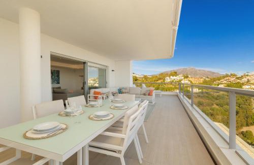 Benahavis Apartment | Stunning views of mountains, sea, golf and lake