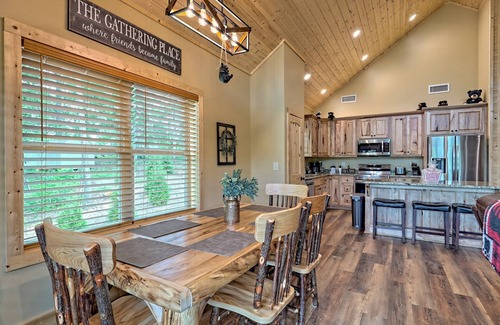 Helen Cabin | Stunning Views, Hot Tub, Pool Table & so much more!