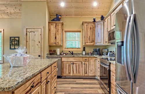 Helen Cabin | Stunning Views, Hot Tub, Pool Table & so much more!