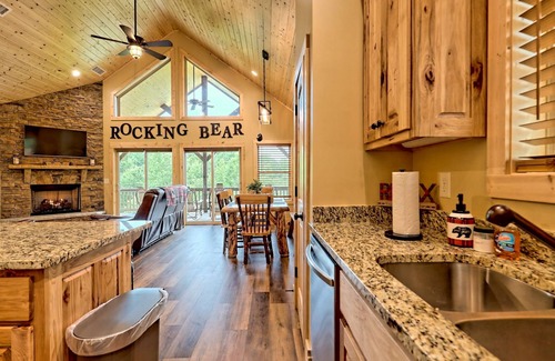 Helen Cabin | Stunning Views, Hot Tub, Pool Table & so much more!
