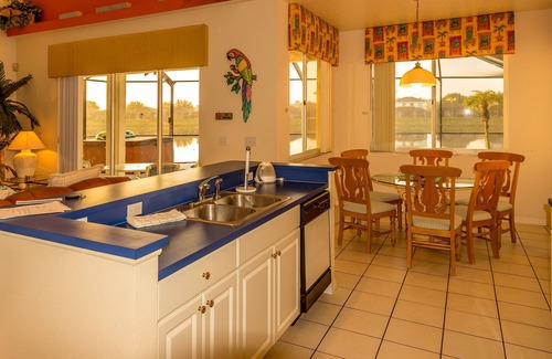 Sunset Lakes Villa | Stunning views- Wonderful Lakeside Home