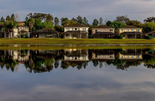 Sunset Lakes Villa | Stunning views- Wonderful Lakeside Home