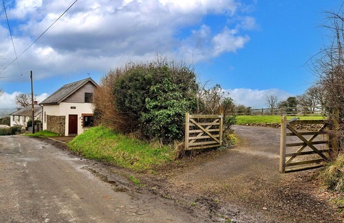 Holsworthy House | Stunning villa for 7 guests with WIFI, TV, terrace, pets allowed and parking