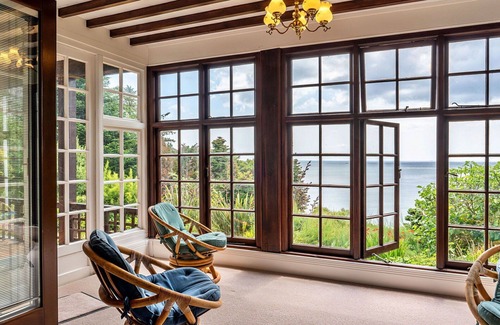 Coverack House | Stunning villa for 13 people with WIFI, terrace and parking