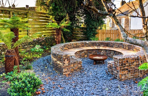 St Issey House | Stunning villa for 19 guests with hot tub, WIFI, TV, terrace, pets allowed and parking