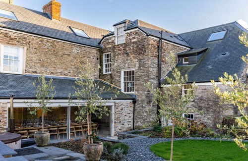 St Issey House | Stunning villa for 19 guests with hot tub, WIFI, TV, terrace, pets allowed and parking