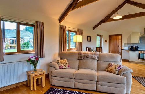 Liskeard House | Stunning villa for 2 guests with WIFI, hot tub, pets allowed and parking