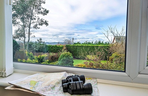 Dyserth House | Stunning villa for 4 guests with hot tub, WIFI, terrace and parking