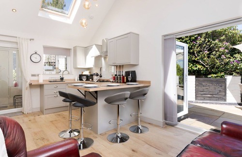 Newbridge House | Stunning villa for 4 people with WIFI, terrace, pets allowed and parking