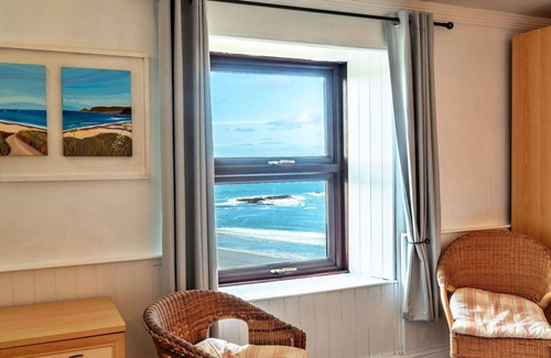 Sennen Cove House | Stunning villa for 4 guests with WIFI, pets allowed and parking